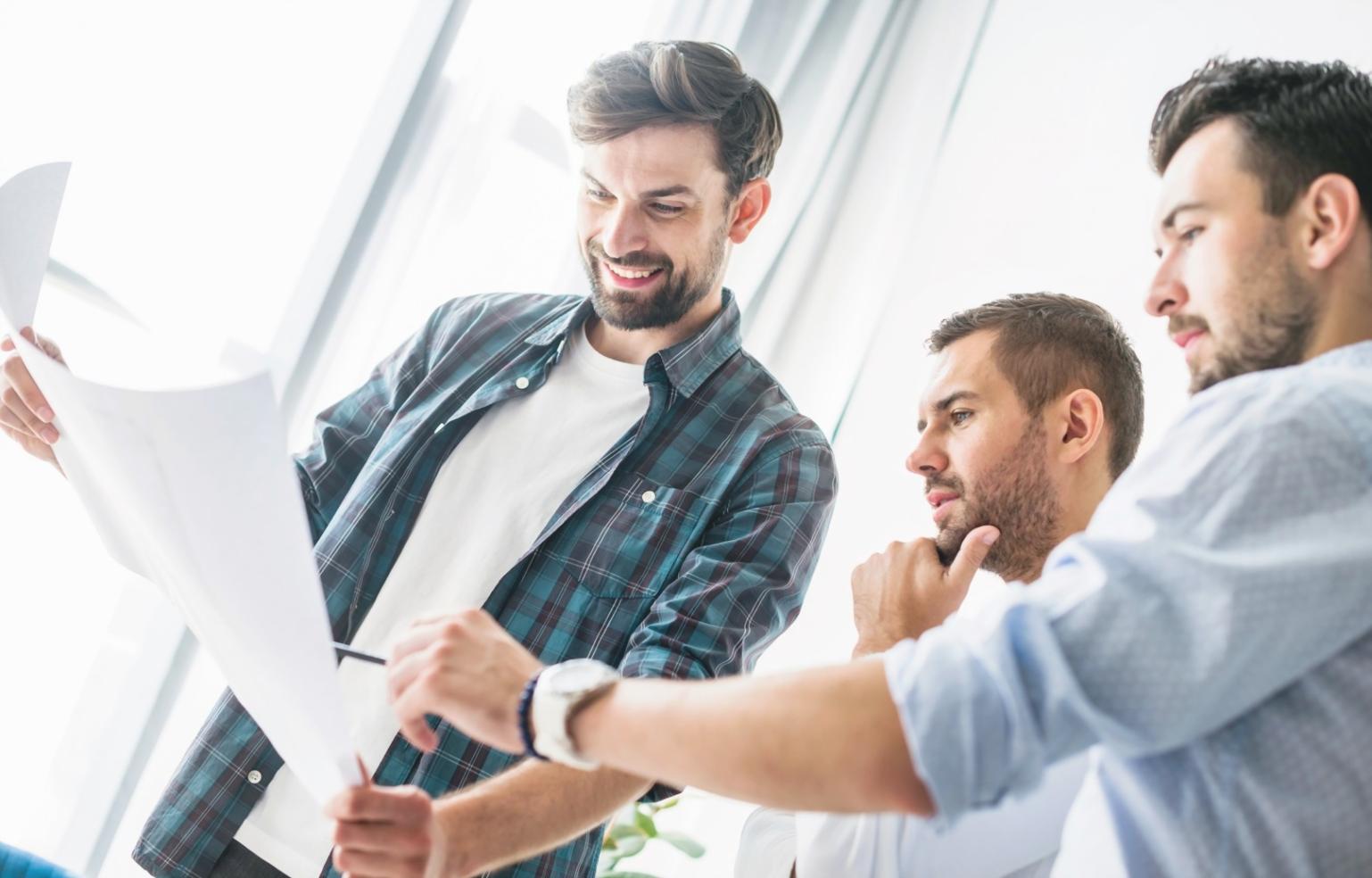 Geschäftsleute bei der Finanzplanung